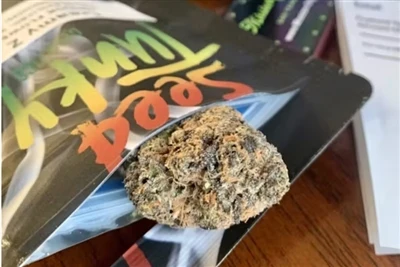 Kā pasūtīt nezāļu piegādi tiešsaistē ar Leafly